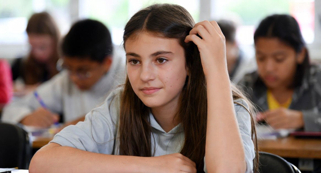 Schülerin im Englischunterricht in Portsmouth während einer LISA! Sprachreise konzentriert im Klassenzimmer