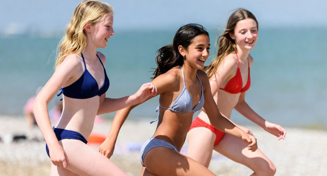  Schülerinnen am Strand in Portsmouth während einer LISA! Sprachreise laufen am Meer und genießen die Freizeit