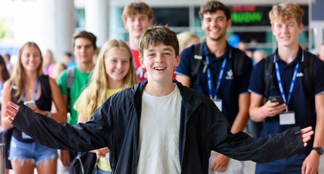 Ankunft in Ennis bei einer LISA! Englisch-Sprachreise für Schüler in Irland Schülergruppe bei der Ankunft zu einer LISA! Englisch-Sprachreise für Schüler in Ennis, Irland