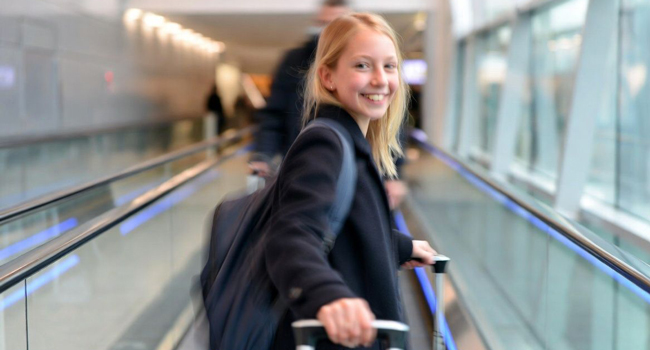 Anreise nach Ennis bei einer LISA! Englisch-Sprachreise für Schüler in Irland Schülerin mit Koffer bei der Anreise zu einer LISA! Englisch-Sprachreise für Schüler in Ennis, Irland