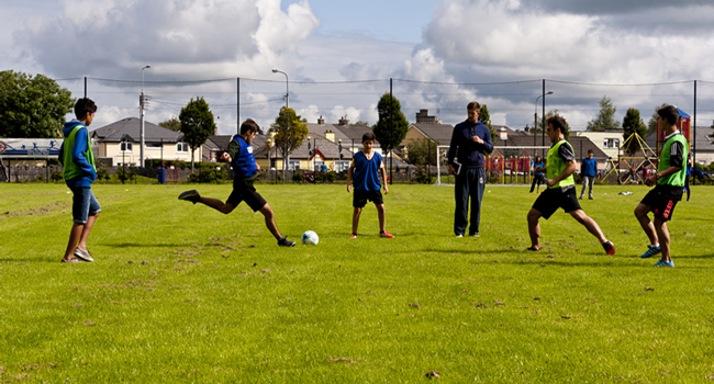 Freizeitprogramm bei einer LISA! Englisch-Sprachreise für Schüler in Ennis Schüler spielen Fußball während des Freizeitprogramms einer LISA! Englisch-Sprachreise für Schüler in Ennis, Irland