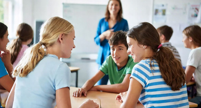 Englisch lernen bei einer LISA! Englisch-Sprachreise für Schüler in Ennis Schüler im Englischunterricht während einer LISA! Englisch-Sprachreise für Schüler in Ennis, Irland