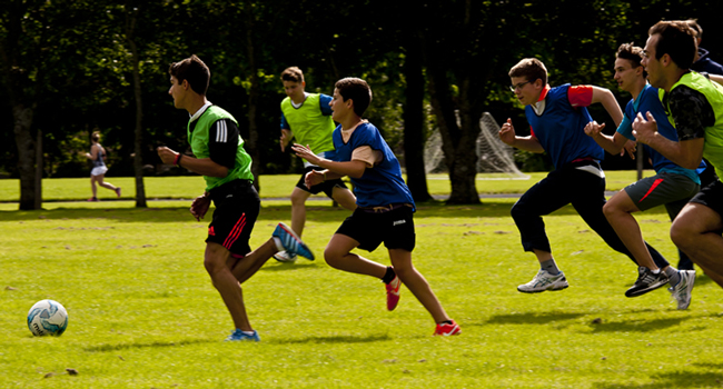 Englisch lernen bei einer LISA! Englisch-Sprachreise für Schüler in Ennis Schüler spielen Fußball während einer LISA! Englisch-Sprachreise für Schüler in Ennis, Irland
