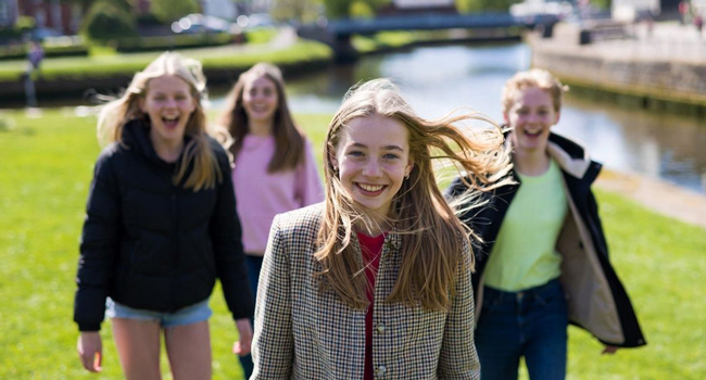 Ennis entdecken bei einer LISA! Englisch-Sprachreise für Schüler in Irland Schülerinnen am Fluss in Ennis während einer LISA! Englisch-Sprachreise für Schüler in Irland
