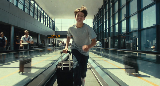 Schüler mit Koffer auf dem Weg zur LISA! Schülersprachreise am Flughafen