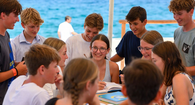 Schülergruppe lernt gemeinsam im Sprachkurs am Meer während einer LISA! Schülersprachreise in Malta
