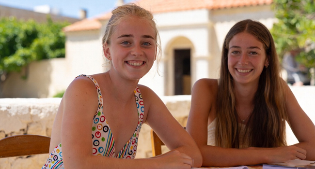  Zwei Schülerinnen lernen gemeinsam im Sprachkurs während einer LISA! Schülersprachreise in Malta