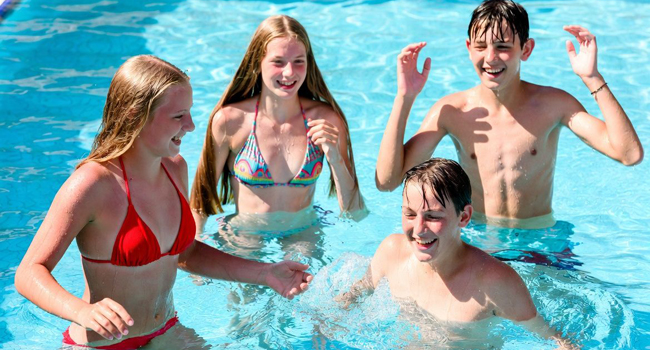  Vier Schüler im Pool während einer LISA! Schülersprachreise in Malta haben Spaß zusammen