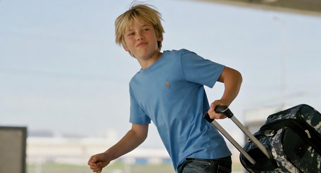 Schüler einer Englisch-Sprachreise in Malta kommt mit Koffer zur Anreise nach Salina Beach an