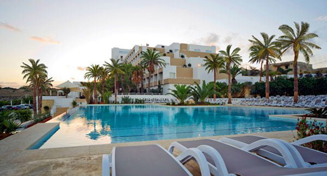 Hotel mit Pool in Malta Salina Beach während einer LISA! Sprachreise für Schüler mit moderner Anlage