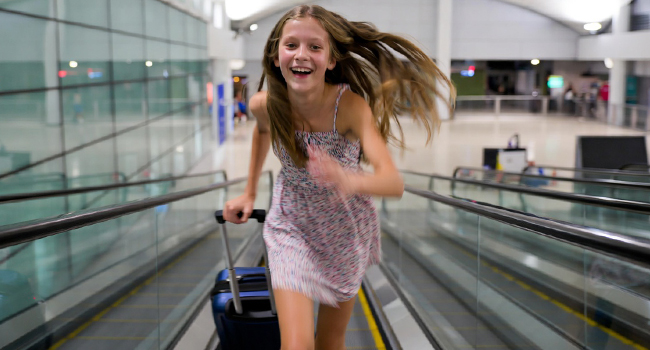 Schülerin stürmt fröhlich Rolltreppe auf den Weg zur Englisch-Sprachreise nach Malta San Gwann