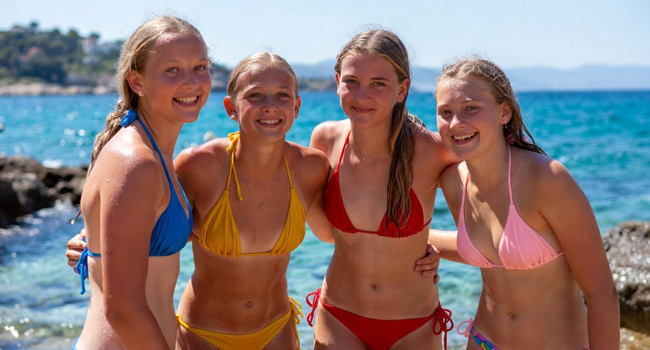 4 Mädchen am Meer in bunten Bikinis auf Sprachreise Malta San Gwann