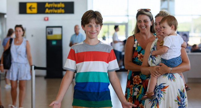 Ankunft bei einer LISA! Schülersprachreise – Schüler wird am Flughafen begrüßt Schüler kommt am Flughafen an und wird bei einer LISA! Schülersprachreise empfangen