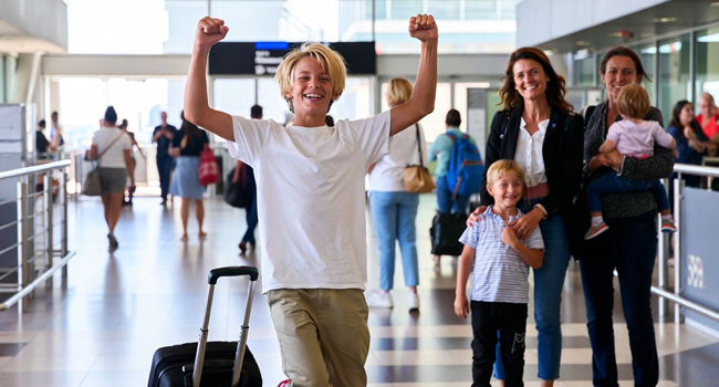  Schüler kommt am Flughafen an und freut sich auf seine LISA! Schülersprachreise nach Malta