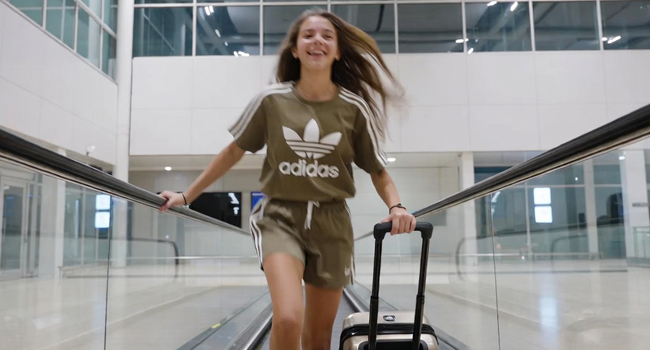 Schülerin mit Koffer bei der Anreise am Flughafen zur LISA! Schülersprachreise nach Malta