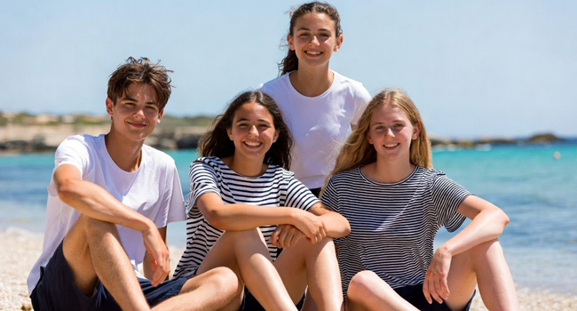  Vier Schüler am Strand in Malta während einer LISA! Schülersprachreise am Meer
