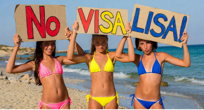 Drei Schülerinnen am Strand in Malta halten „No Visa LISA!“ Schilder während einer LISA! Schülersprachreise