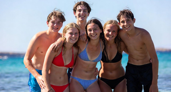 Schülergruppe am Meer in Malta während des Freizeitprogramms einer LISA! Schülersprachreise