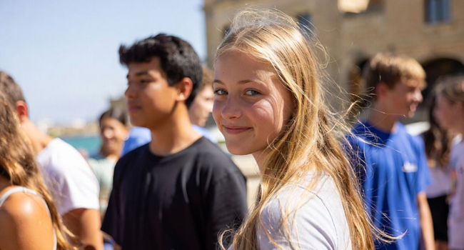 Schülerin in Malta während einer LISA! Schülersprachreise in der Stadt mit anderen Schülern