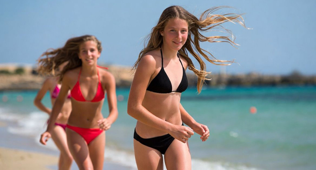 Zwei Schülerinnen am Strand in Malta während einer LISA! Schülersprachreise am Meer