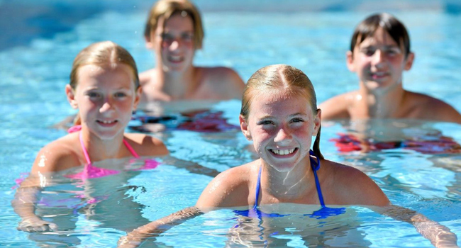 Vier Schüler im Pool der Unterkunft während einer LISA! Schülersprachreise in Malta