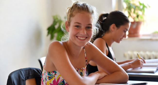 Schülerin im Englischunterricht während einer LISA! Schülersprachreise in Malta