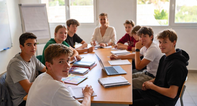 TEFL Lehrerin unterrichtet Schüler Englisch auf einer LISA! Sprachreisen Malta Sliema TEFL Lehrerin unterrichtet Schüler Englisch auf einer LISA! Sprachreisen Malta Sliema