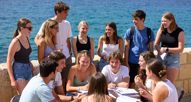 LISA! Sprachreisen Malta Sliema Freizeitprogramm Viele Schüler am Meer während des Freizeitprogramms mit LISA! Sprachreisen