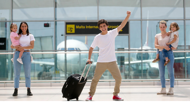 Schüler einer Englisch-Sprachreise in Malta bei der Anreise am Flughafen mit Koffer und Begrüßungsszene