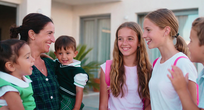 Schüler einer Englisch-Sprachreise in Malta bei der Begrüßung durch die Gastfamilie in St. Julian’s