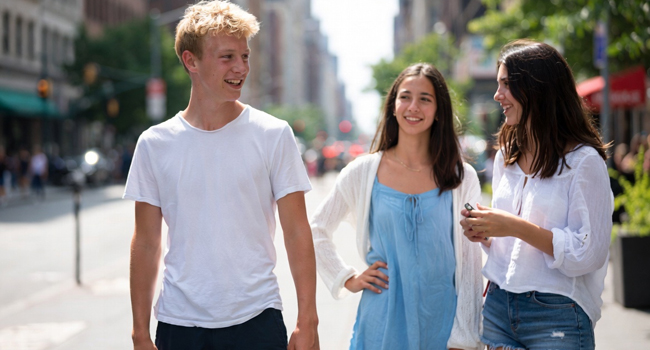 Drei Jugendliche auf den Strassen von New York