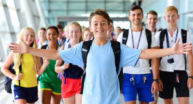 Schülergruppe am Flughafen in Frankreich bei der Ankunft während einer LISA! Sprachreise freut sich auf Antibes