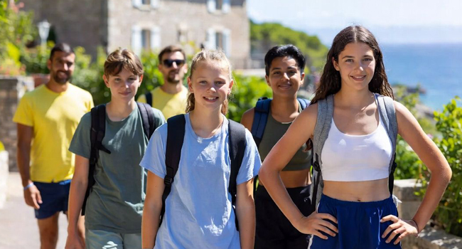 Schülergruppe bei einem Ausflug in Antibes Frankreich während einer LISA! Sprachreise mit Betreuung unterwegs