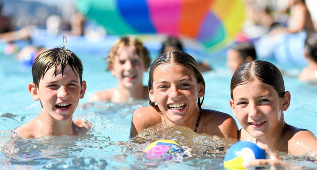 Schüler im Pool in Antibes Frankreich während einer LISA! Sprachreise spielen im Wasser und haben Spaß