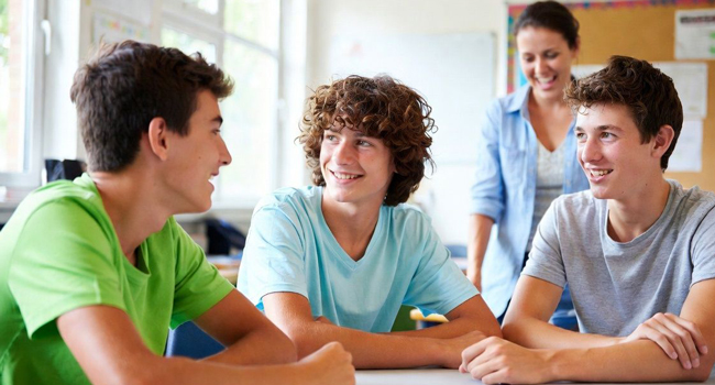 Schüler im Französischunterricht in Antibes Frankreich während einer LISA! Sprachreise lernen gemeinsam im Klassenzimmer