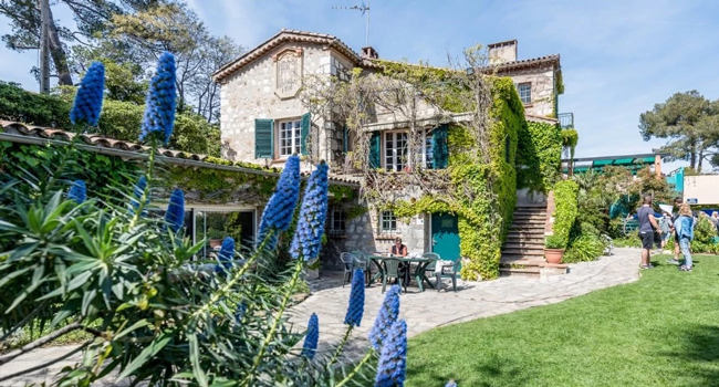 Sprachschule in Antibes Frankreich in einer Villa mit Garten während einer LISA! Sprachreise für Schüler
