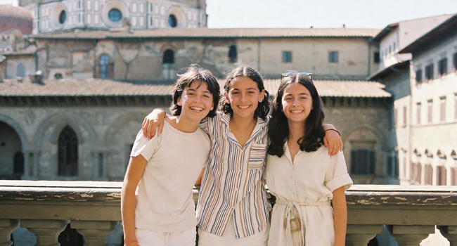 Freundschaften bei einer LISA! Italienisch-Sprachreise für Schüler in Florenz Drei Schülerinnen vor einer historischen Sehenswürdigkeit während einer LISA! Italienisch-Sprachreise für Schüler in Florenz, Italien