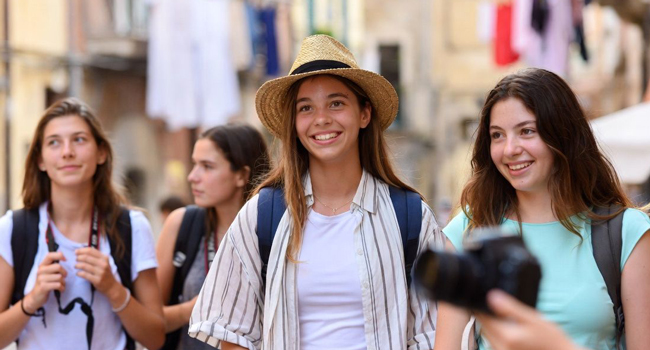 Freizeit und Fototouren bei einer LISA! Italienisch-Sprachreise für Schüler in Florenz Schülerinnen erkunden Florenz während der Freizeit einer LISA! Italienisch-Sprachreise für Schüler in Italien