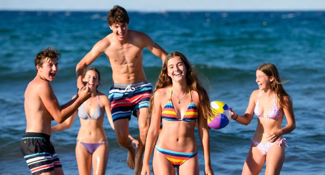 Italienisch Sprachreise Lignano mit LISA! – Betreuung, Sicherheit und Strandspaß in Italien Jugendliche genießen Strand und Freizeit während einer betreuten LISA! Sprachreise nach Lignano und lernen Italienisch in sicherer Atmosphäre