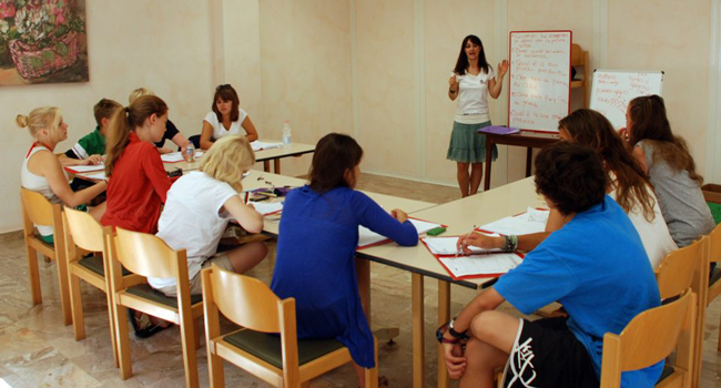 Italienisch Sprachkurse in Lignano mit LISA! – Sprachschule und internationale Lernerfahrung in Italien Jugendliche lernen Italienisch in einer Sprachschule in Lignano während einer LISA! Sprachreise nach Italien