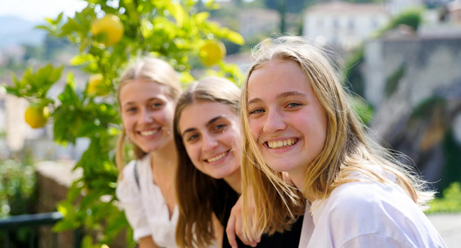 Schülerinnen während einer LISA! Italienisch-Sprachreise für Schüler in Italien vor Zitronenbäumen