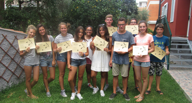 Schüler mit Kurszertifikaten an einer LISA! Sprachschule in Orbetello, Italien