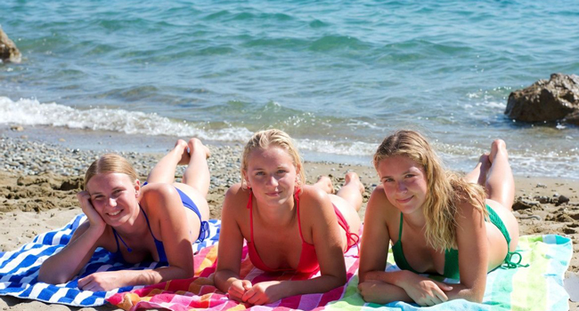 Schülerinnen genießen die Zeit am Meer während einer LISA! Italienisch-Sprachreise für Schüler in Salerno, Italien