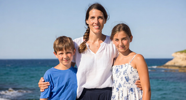 Mutter mit zwei Kindern am Meer während einer LISA! Italienisch-Sprachreise für Schüler in Salerno, Italien