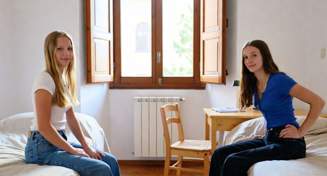Schülerinnen in einem Zimmer der Residenz während einer LISA! Italienisch-Sprachreise für Schüler in Salerno, Italien