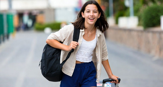 Anreise nach Triest für eine LISA! Italienisch-Sprachreise für Schüler Schülerin mit Koffer bei der Anreise zu einer LISA! Italienisch-Sprachreise für Schüler in Triest, Italien