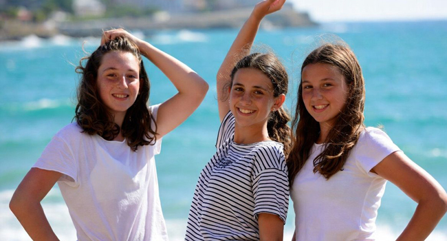 Vorfreude auf eine LISA! Italienisch-Sprachreise für Schüler in Triest Schülerinnen genießen die Zeit am Strand während einer LISA! Italienisch-Sprachreise für Schüler in Triest, Italien