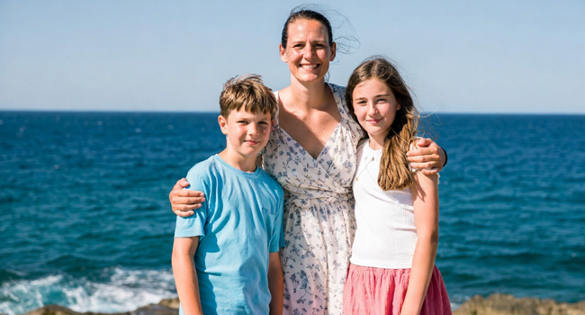 Familienfreundliche LISA! Italienisch-Sprachreise für Schüler in Triest Mutter mit zwei Kindern am Meer während einer LISA! Italienisch-Sprachreise für Schüler in Triest, Italien