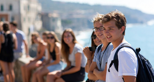 Freizeitprogramm und Ausflüge bei einer LISA! Italienisch-Sprachreise für Schüler in Triest Schüler entdecken die Küste von Triest während des Freizeitprogramms einer LISA! Italienisch-Sprachreise für Schüler in Italien