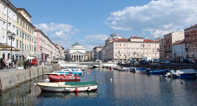 Triest entdecken bei einer LISA! Italienisch-Sprachreise für Schüler Blick auf den Hafen und die Altstadt von Triest während einer LISA! Italienisch-Sprachreise für Schüler in Italien